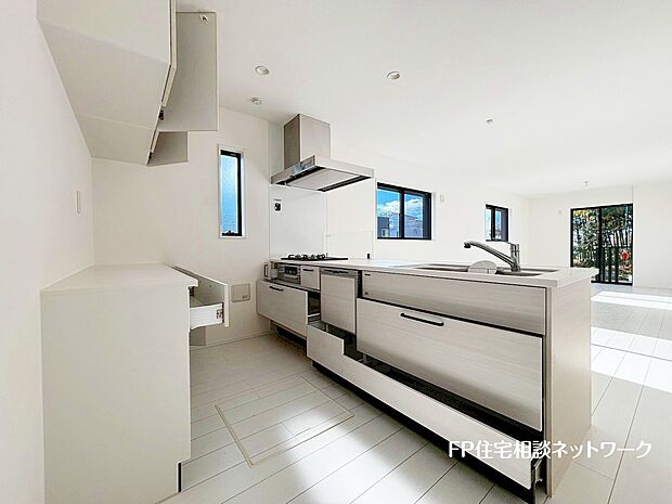 【キッチン】スライド収納付きのシステムキッチン。料理器具なども収納できて出し入れもスムーズ。収納量もたっぷりなので料理器具やストック調味料なども入れられる。