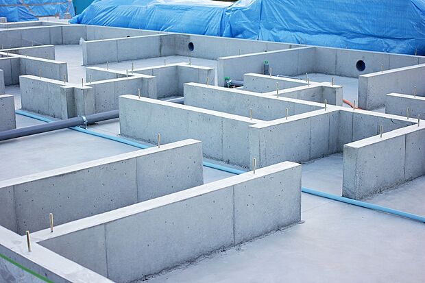 【ベタ基礎】大きな面で家の重みを支え地震に強いのが特徴です。また床下の地面をすべてコンクリートで覆うので、湿気が建物に伝わりにくく住宅の木材の腐食等の心配も減ります。