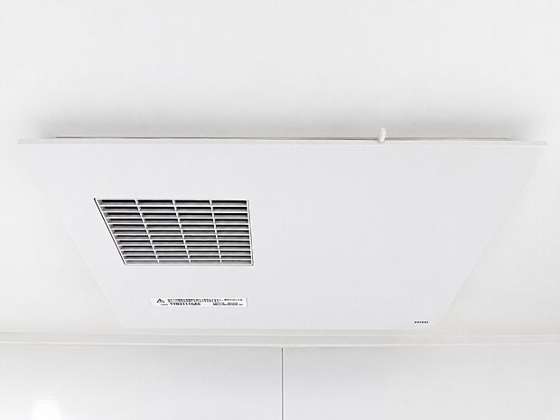 【浴室暖房乾燥機】お風呂場そのものを乾燥機にしてしまう便利な機能。梅雨時期や花粉の時期に助かる。冬の時期には暖房機能がヒートショックを防ぐ。