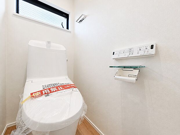 【トイレ】洗浄機能付き便座を標準装備。冬の寒い時期には暖房機能も活躍。快適にご利用いただけます。また、タンク奥のスペースを利用してちょっとした収納を造作することも可能。トイレットペーパーなど効率的に収納できます