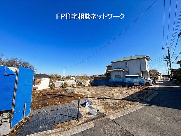 【前面道路含む現地写真】四季を通じて自然と触れ合えるスポットが周辺には盛りだくさん！お散歩やジョギング、週末のご家族での遊びに最適です。目の前に広がる開放感とゆとり、暮らしの夢を育む理想の住まいがここにはあります。