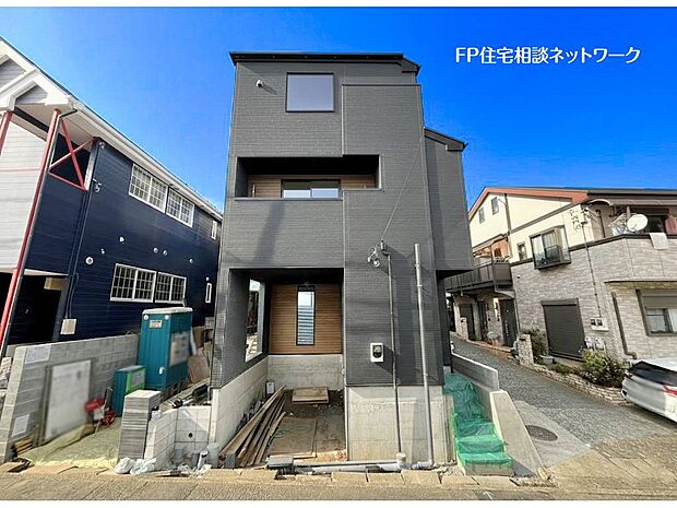 【その他】【類似外観同仕様】施工例のため分譲中の建物とは外壁、屋根開口部等の形状・仕様が異なります。