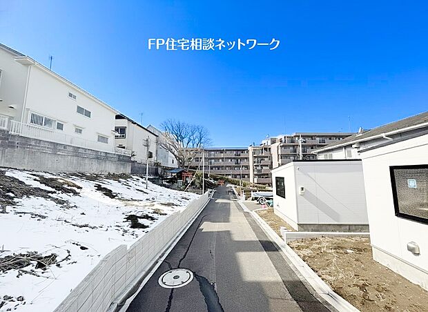【前面道路含む現地写真】大通りから一本入った閑静な住宅街、大型分譲地で同世代の方も多く生活のしやすい住環境です。
