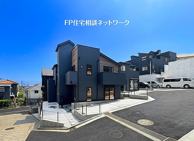 【その他】【類似外観同仕様】施工例のため分譲中の建物とは外壁、屋根開口部等の形状・仕様が異なります。