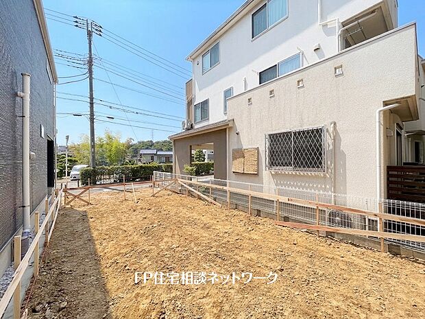 【現地外観写真】建物面積97.10m2の大型間取り!LDKは17.87帖確保し、4部屋完備の間取りで収納も豊富です。
