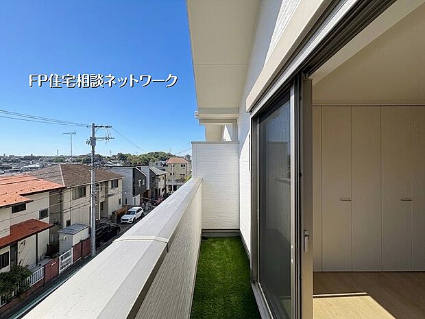 【現地外観写真】【バルコニー】本画像はAIがCGで人口芝作成しており、実際の現地に人口芝は設置されておりません。また、販売価格に人口芝等は含まれておりません。