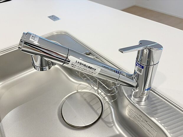 【ビルトイン浄水器】キッチンには浄水器を標準装備。最近は水を飲むという場面以外にも料理で使用したり、野菜を洗う場合もキレイな水で洗いたいという人が増えてきています。