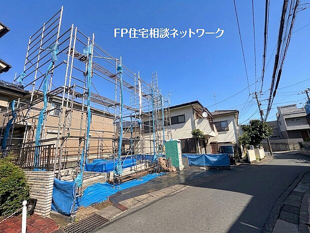 【現地外観写真】大通りから1本入った住宅街に位置し、前面道路は幅員4.1mあり、敷地と道路に高低差がないので車の出し入れもラクラクです。