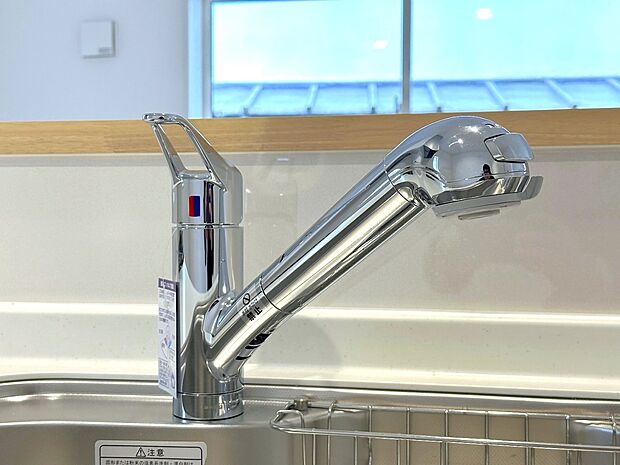 【ビルトイン浄水器】キッチンには浄水器を標準装備。水を飲むという場面以外にも料理で使用したり、野菜を洗う場合もキレイな水で洗いたいという人が増えてきています。