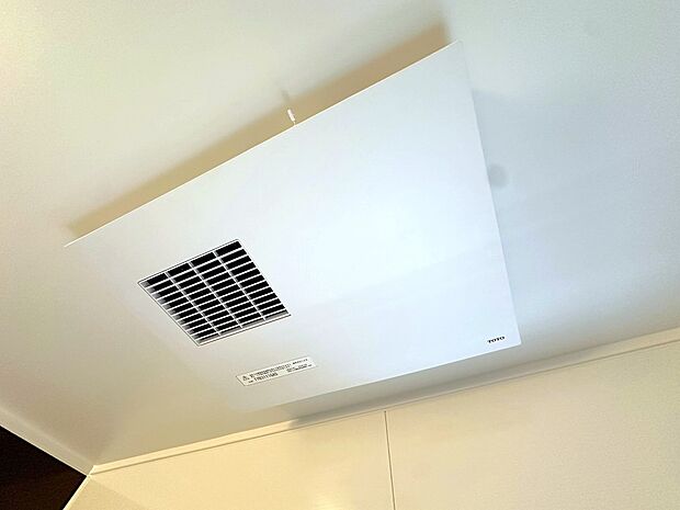 【浴室暖房乾燥機】お風呂場そのものを乾燥機にしてしまう便利な機能。梅雨時期や花粉の時期に助かる。冬の時期には暖房機能がヒートショックを防ぐ。