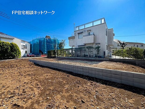 【前面道路含む現地写真】周辺は緑を感じる事が出来る住環境!落ち着いた雰囲気で静かな日常を送る事が出来る住宅です。