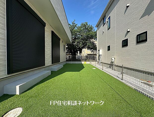 【庭】【庭】 建物の横には、美しい人工芝が敷かれたスペースがあります。お子様の遊び場やペットのくつろぎ空間として活用可能です。外部の視線を気にすることなく、ゆったりと過ごせる環境です。