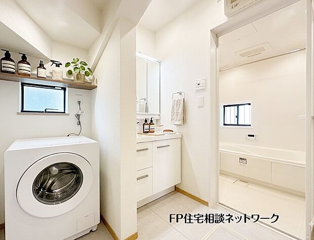 【洗面台・洗面所】【洗面脱衣室】 本画像はAIがCGで小物・家電を作成しており、実際の現地に小物・家電は設置されておりません。また、販売価格に小物・j家電等は含まれておりません。