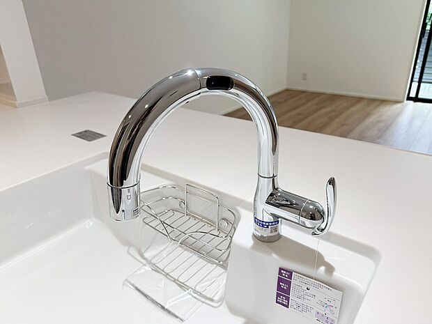 【浄水器一体型水栓】スタイリッシュな、浄水器一体型水栓です。水栓にシャワーホースと浄水器を内蔵し、カルキ臭など軽減。シャワーヘッドを引き出すことで、広いシンクのお手入れもラクラク。