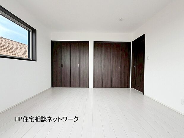 【洋室】収納力が豊富な大型クローゼット。普段着やスーツはもちろんのこと、コート類などもしっかり掛けられます。奥行きもあり、部屋がスッキリしますね。