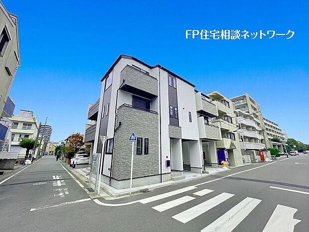 【その他】【類似外観同仕様】施工例のため分譲中の建物とは外壁、屋根開口部等の形状・仕様が異なります。