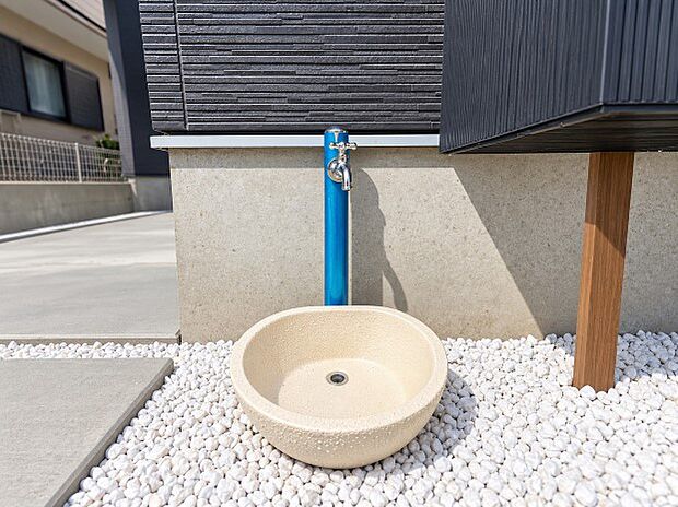【その他現地】外水栓！ビルトインガレージでのプールや洗車はもちろん。ペットの足を洗うのにも便利？