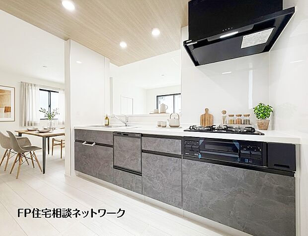 【キッチン】本画像の家具、小物等はCGで販売価格に含まれず、付帯しません。カーテン設置工事は有償です。