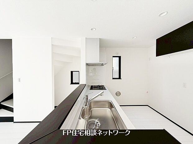 対面式のカウンターキッチンですので、出来上がったお料理をカウンターに並べてお子様が運ぶなど、お手伝いの時間も増えそうですね。