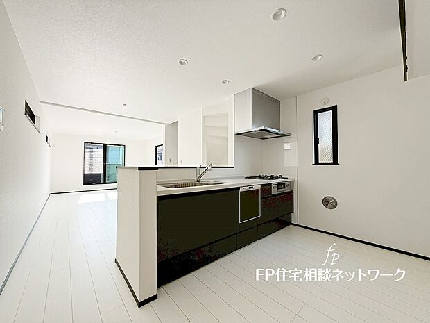 リビングで遊ぶお子様を見守りながらお料理が出来る対面式カウンターキッチンは、料理をしながらご家族との会話を楽しめます。毎日のお料理も楽しくなりますね。