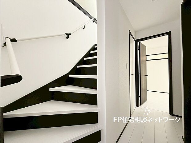 階段部分には自然の光を取り込むことの出来る、窓を配置しており明るい空間！お掃除の際には空気の換気などにも便利です。