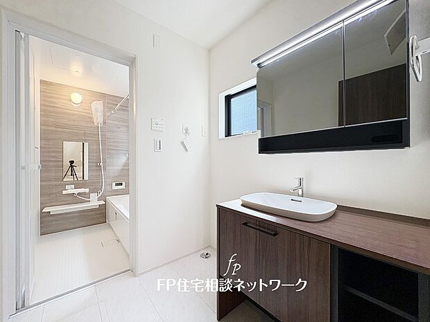  鏡の裏に収納棚を確保した二面鏡を採用。化粧品や歯ブラシなどを機能的に収納。