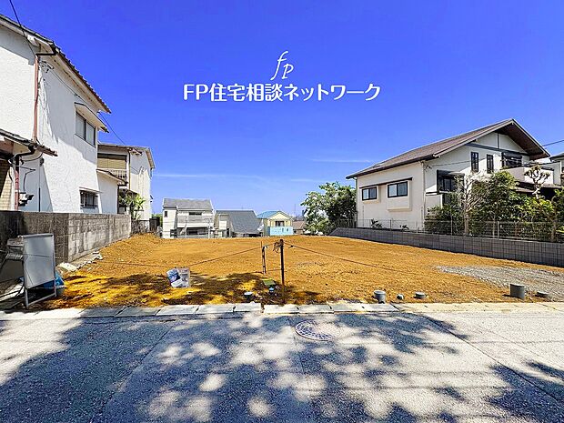 南道路に面した敷地は、道路と高低差が無く幅員も4.5ｍあり車通りも少なく、お車の運転が苦手な方でも安心です。