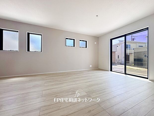 18.7帖の広々ＬＤＫ。ダイニングテーブルやソファーなどの家具もしっかりと配置できます。ゆったりとした広さの空間でご家族だんらんの時間をお過ごしください。