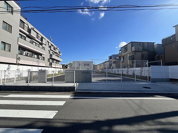 坂戸保育園(0歳～5歳までで定員は90人。定時は月～土の7時18時ですが20時までの延長保育有。)