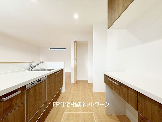 システムキッチンと一体感あるカラーでまとまった、食器棚付です。高額な設備であることから建売には採用されないことが多いので、うれしい設備仕様です。