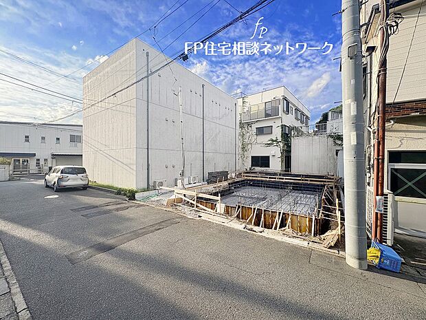 大通りから1本入った場所に位置し、道路の幅員は5ｍあるのでお車のすれ違いも出来るので、運転が苦手な方でも安心です。