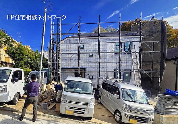 横浜市営地下鉄グリーンライン高田駅徒歩13分！２階建て住宅が建並ぶ閑静な住宅街、南側が下がっているので太陽の日差しが降りそそぎます。