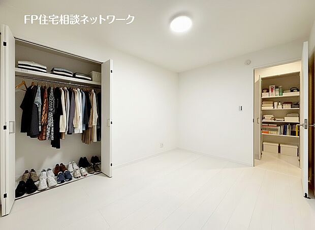 全居室には大型の収納クローゼットを完備。普段使いのお洋服や小物はもちろん、季節物のお洋服などもしっかりと整理整頓出来る。居室空間を隅々まで使えるのが嬉しい。