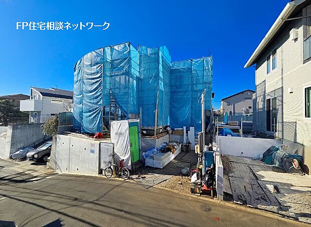 南側は隣地のカースペースとなっており、建物が隣接していないので解放感はもちろん、太陽の日差しが降りそそぐ明るい住宅です。