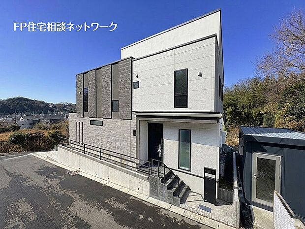 【プラン例　建物価格2480万円　建物面積100m2】クラシカル×モダンの融合外壁アクセントの持つ個性と配色を丁に重ね格式と品のある装いをまとったファサードデザインに仕上げました。