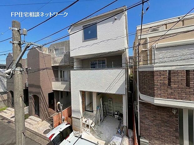大通りから1本入った場所に位置し、前面道路幅員は約4.4ｍあり車の通りも少ないので小さなお子様がいらっしゃるご家庭でも安心です。