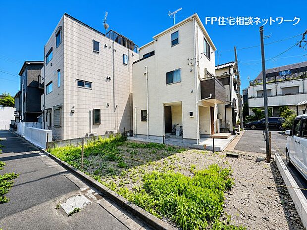 新川崎駅徒歩4分の好立地!東側も通路になっており建物が隣接していないので日当たりはもちろん、解放感のある立地です。