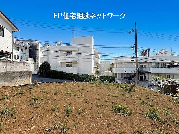 土地面積185.28m2以上の広々した敷地は、カースペース並列2台駐車可能な贅沢な広さです。