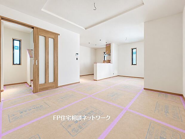 折上げ天井が空間に奥行きと開放感を演出するLDK。木目調の建具がやさしいアクセントとなり、明るく心地よい住空間です。