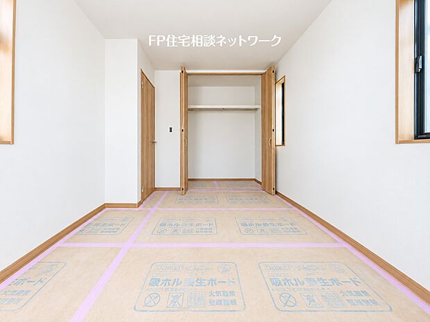 収納力のあるクローゼットを備えた洋室。ハンガーパイプ付きで衣類もすっきり収納でき、お部屋を広々とお使いいただけます。