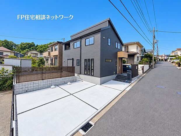 区画整理された美しい住宅街に佇む邸宅。土地面積は約195m2とゆとりがあり、カースペースは並列2台分を確保。さらに、ご家族でBBQやお子様の水遊びなども楽しめるお庭も魅力です。