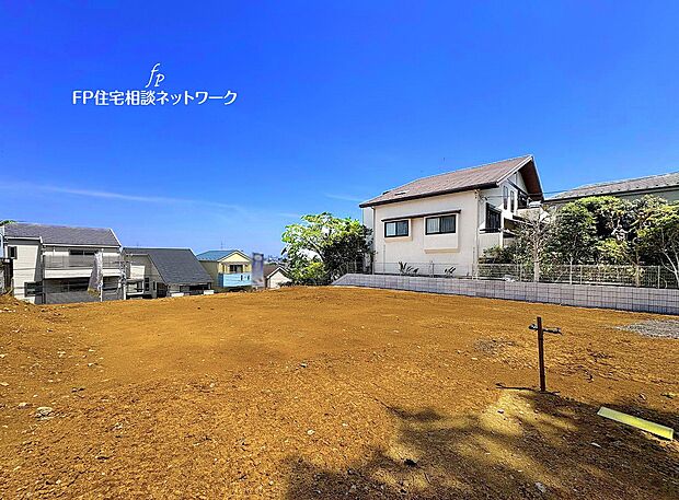 【現地外観写真】4部屋完備の大型間取り！収納豊富で広々したLDKは勾配天井で実際の広さよりも広く感じる事が出来ます。