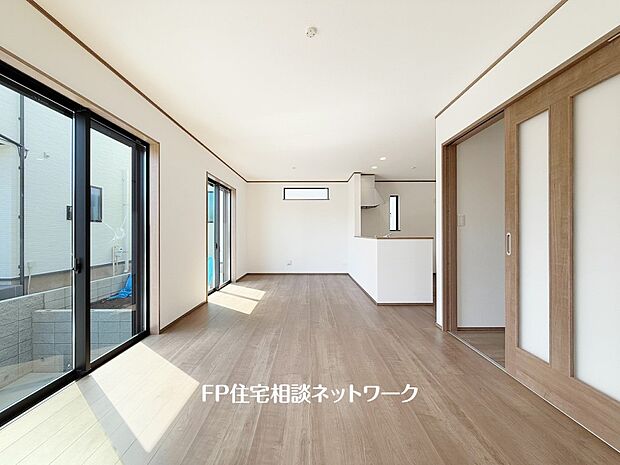 【リビング】大切な家族が集まるからこそLDKにはこだわりたい。日当たりのよい広いＬＤＫを、子供たちが元気に走り回っている姿を見た時「広い家にして良かった」と思う。
