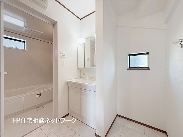 【洗面台・洗面所】鏡の裏に収納棚を確保した三面鏡を採用。化粧品や歯ブラシなどを機能的に収納。