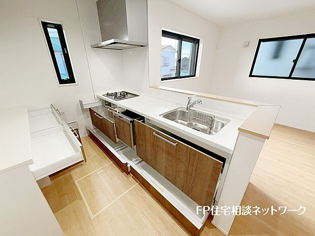 【キッチン】スライド収納付きのシステムキッチン。料理器具なども収納できて出し入れもスムーズ。収納量もたっぷりなので料理器具やストック調味料なども入れられる。