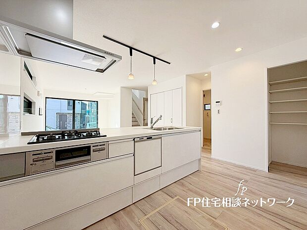 【キッチン】キッチン隣には、ストック食材やキッチン家電の収納に便利なパントリー収納付です。大きなお弁当箱などのシーズン品、レシピ本など収納できます。