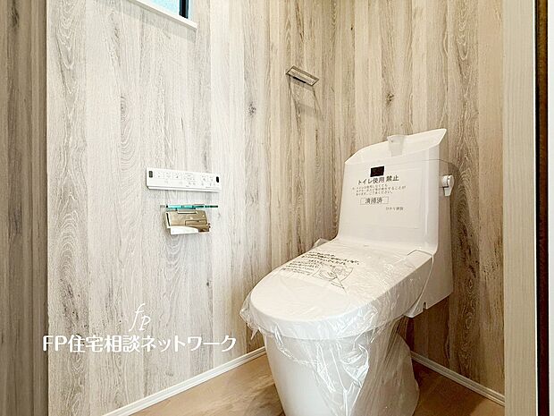 【トイレ】ウォシュレット、暖房便座機能付のトイレです。従来型に比べ節水効果があり、お手入れもしやすいので、家計も家事の負担も軽減してくれます。
