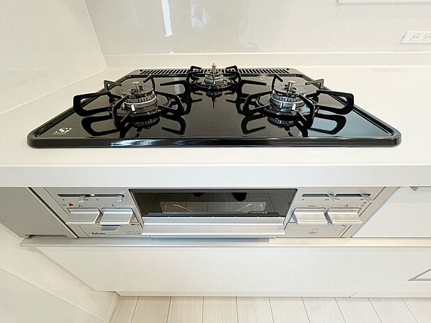 【3口コンロ】同時並行で調理しやすい3口コンロです。お料理を同時にすすめることができ、料理時間の短縮にもなります。