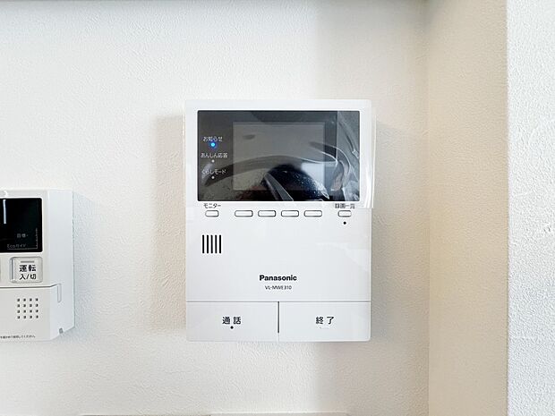 【TVモニター付インターホン】モニター付インターホンが標準仕様です。不安になりがちな防犯面。目で確認できるからあんしんです。