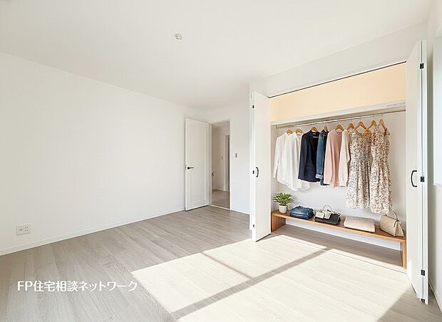 【収納】全居室には大型の収納クローゼットを完備。普段使いのお洋服や小物はもちろん、季節物のお洋服などもしっかりと整理整頓出来る。居室空間を隅々まで使えるのが嬉しい。